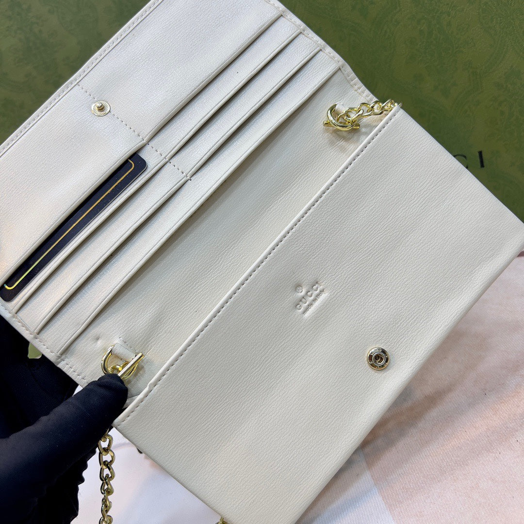 【グッチ】 限定カラー登場!超薄デザインの高級レザー財布