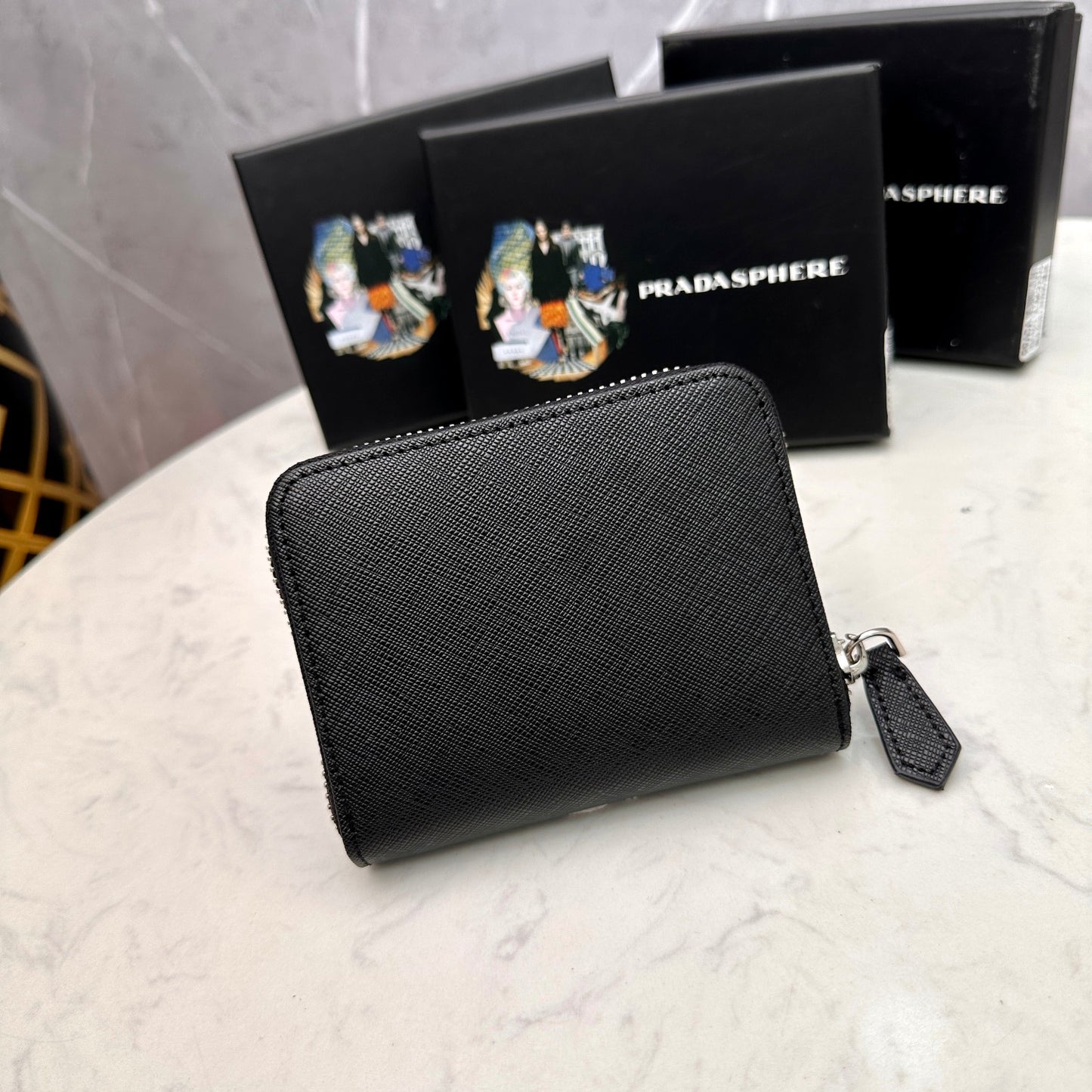 【プラダ】アイコニックな三角プレート付き 小さなジップ財布 春の新作